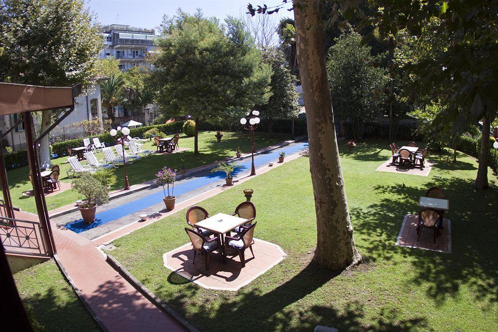 Hotel Gabrini Marina di Massa Ngoại thất bức ảnh