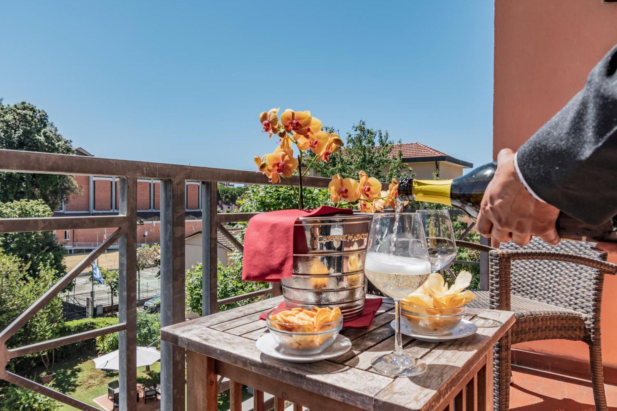 Hotel Gabrini Marina di Massa Ngoại thất bức ảnh