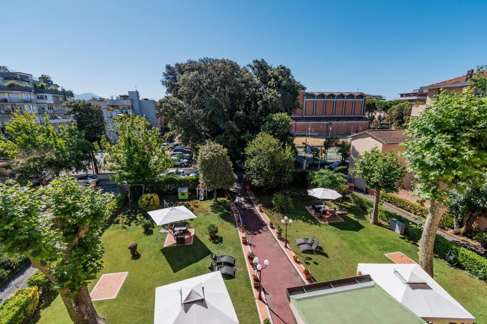 Hotel Gabrini Marina di Massa Ngoại thất bức ảnh