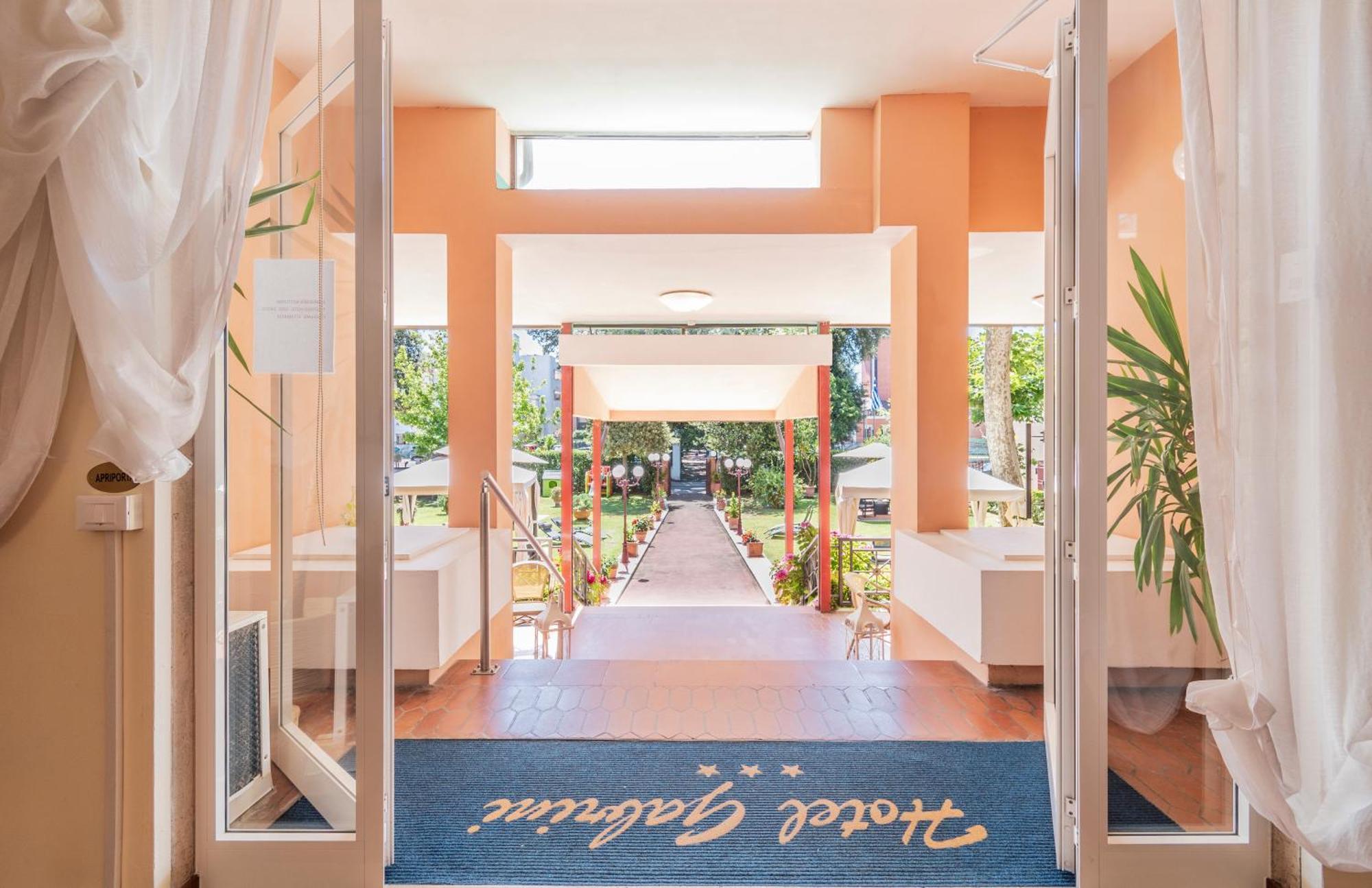 Hotel Gabrini Marina di Massa Ngoại thất bức ảnh