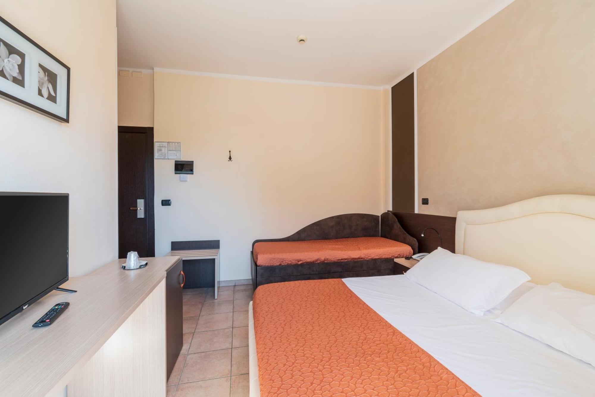 Hotel Gabrini Marina di Massa Ngoại thất bức ảnh