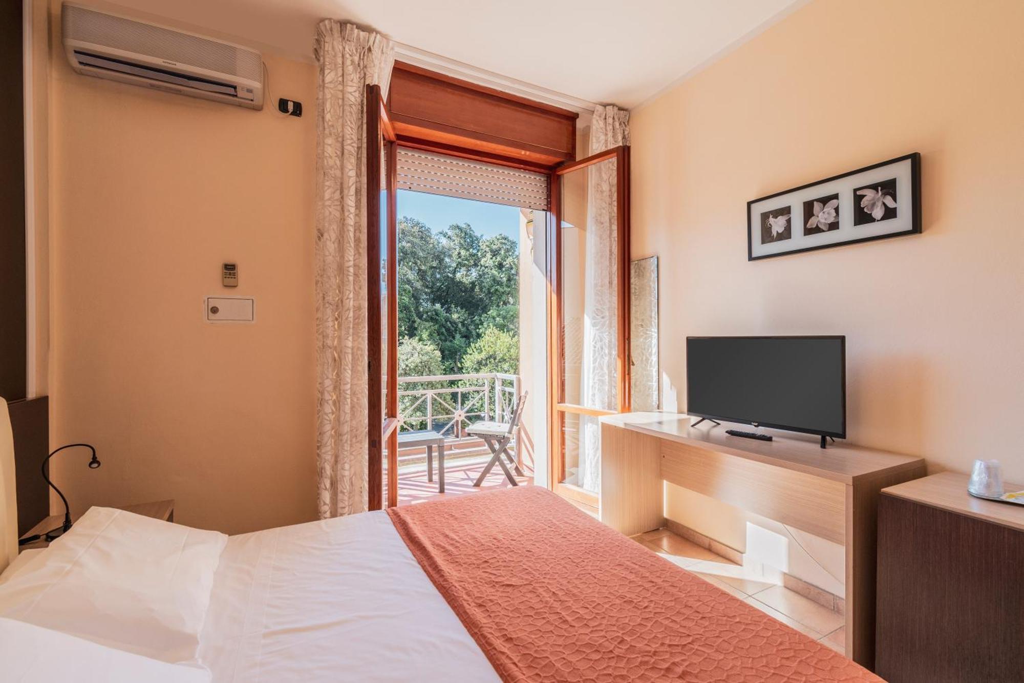 Hotel Gabrini Marina di Massa Ngoại thất bức ảnh