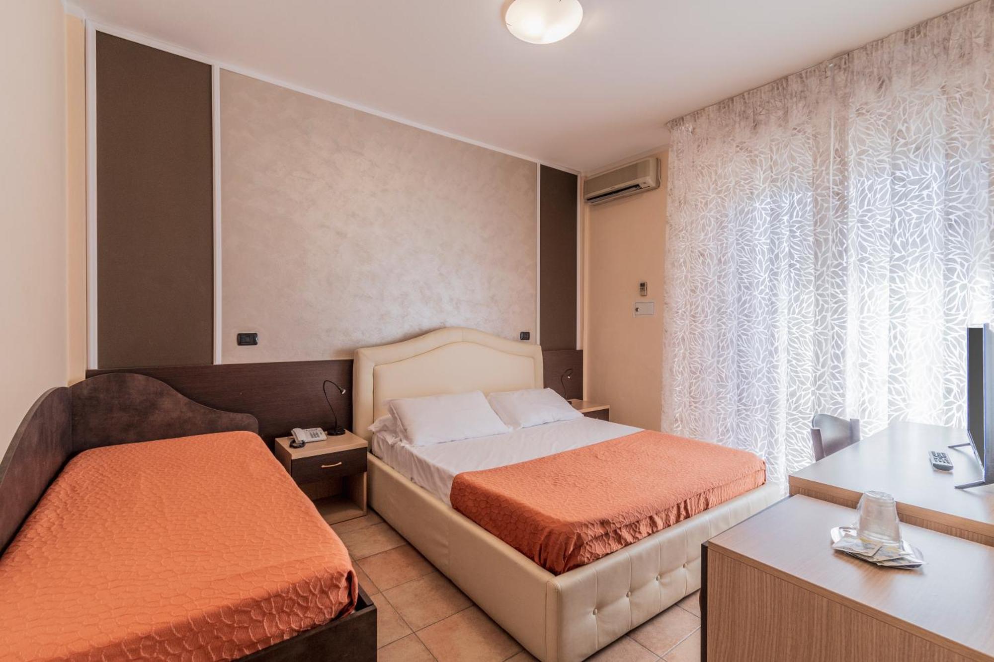 Hotel Gabrini Marina di Massa Ngoại thất bức ảnh