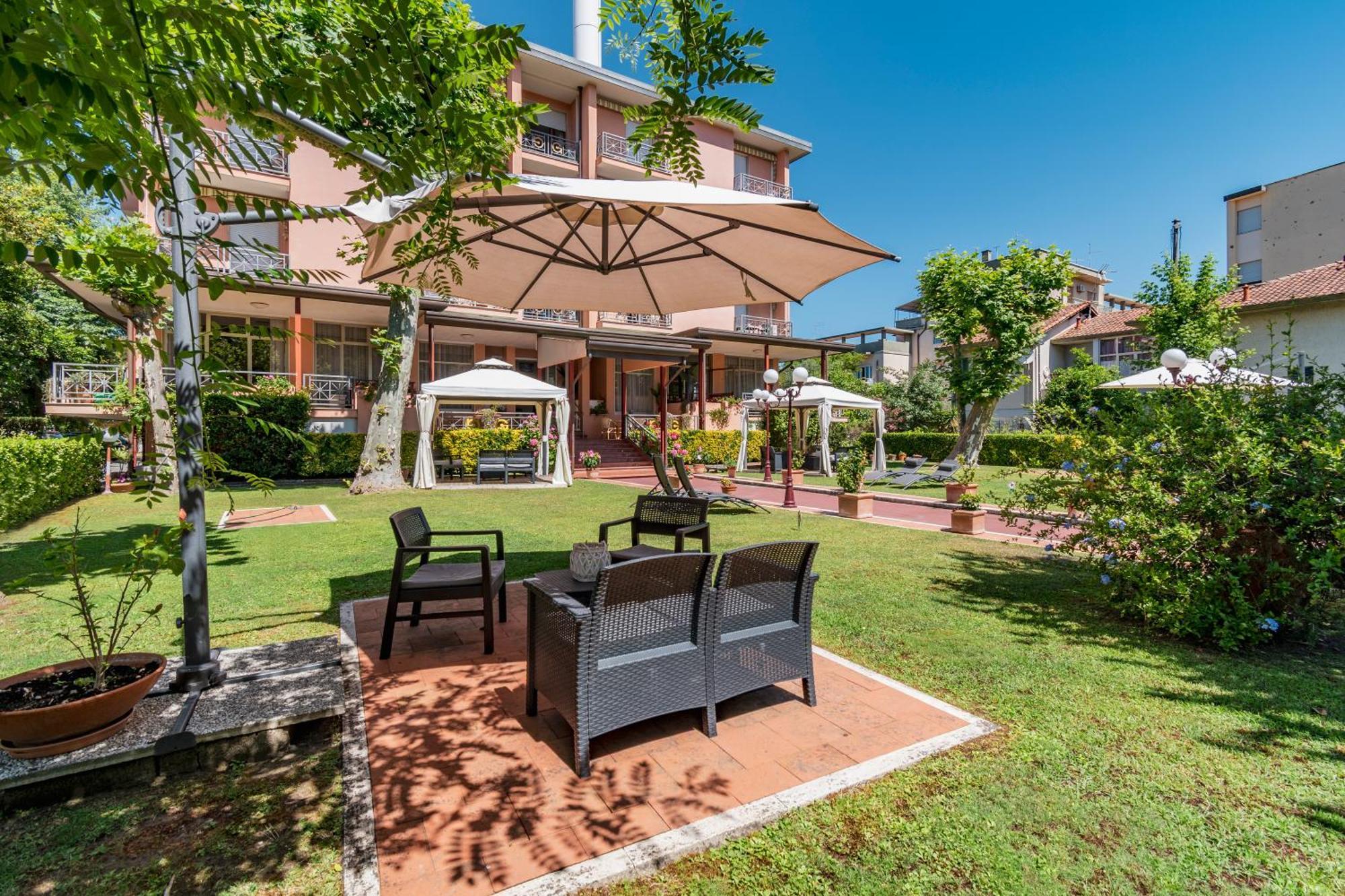 Hotel Gabrini Marina di Massa Ngoại thất bức ảnh