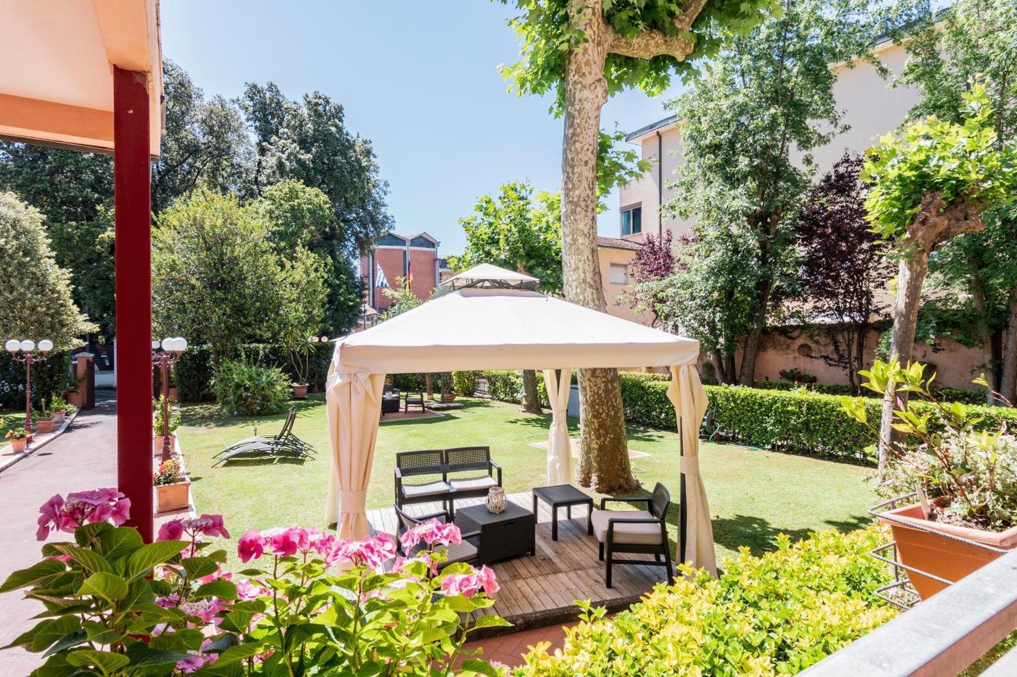 Hotel Gabrini Marina di Massa Ngoại thất bức ảnh