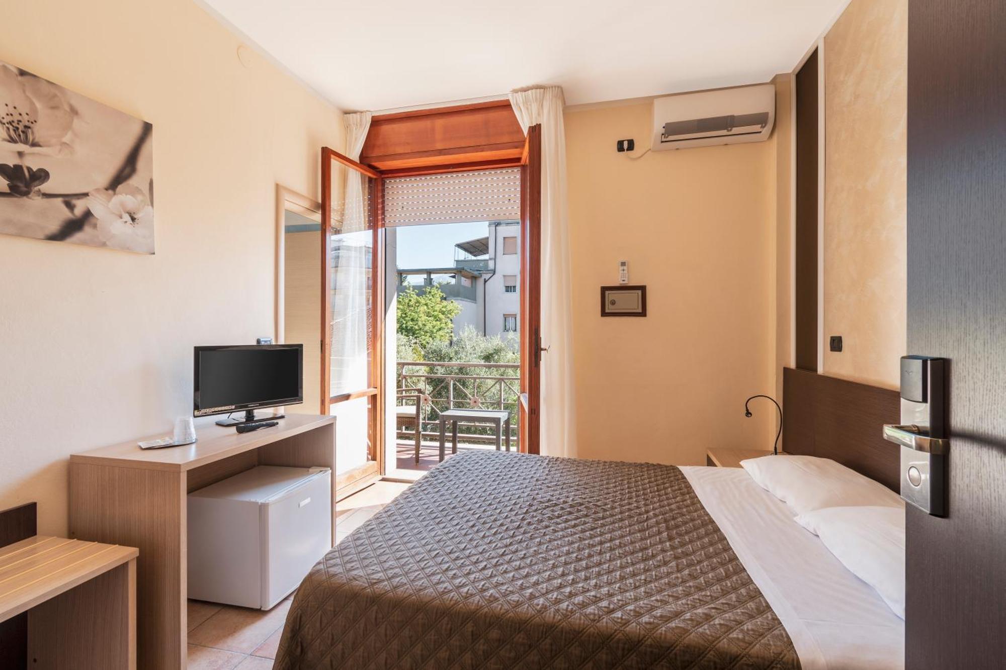 Hotel Gabrini Marina di Massa Ngoại thất bức ảnh