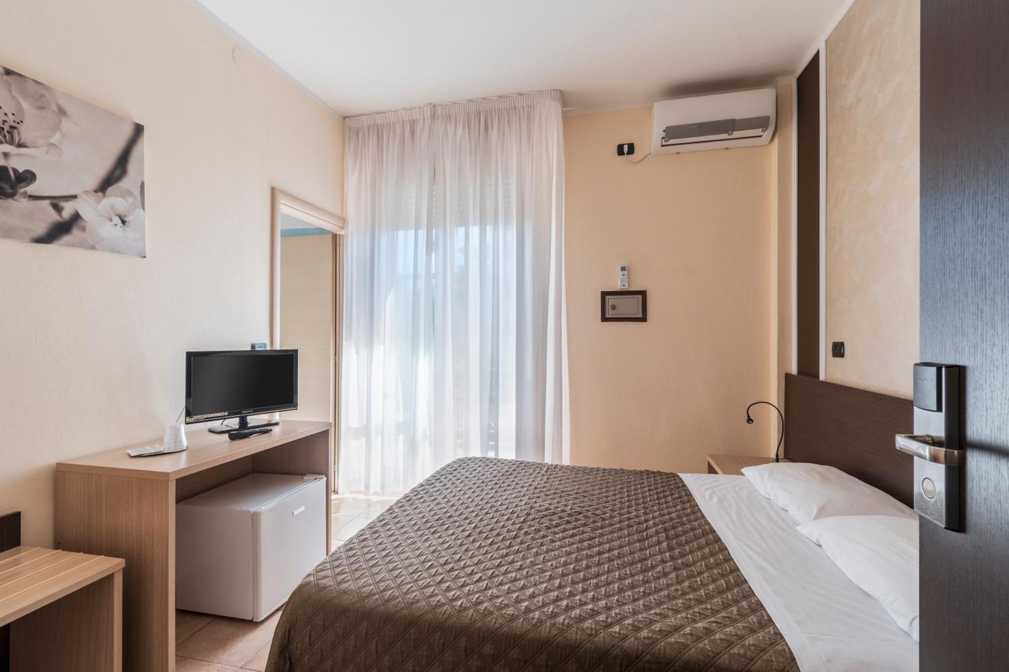 Hotel Gabrini Marina di Massa Ngoại thất bức ảnh