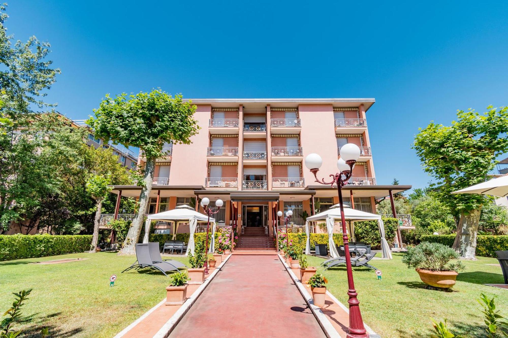 Hotel Gabrini Marina di Massa Ngoại thất bức ảnh