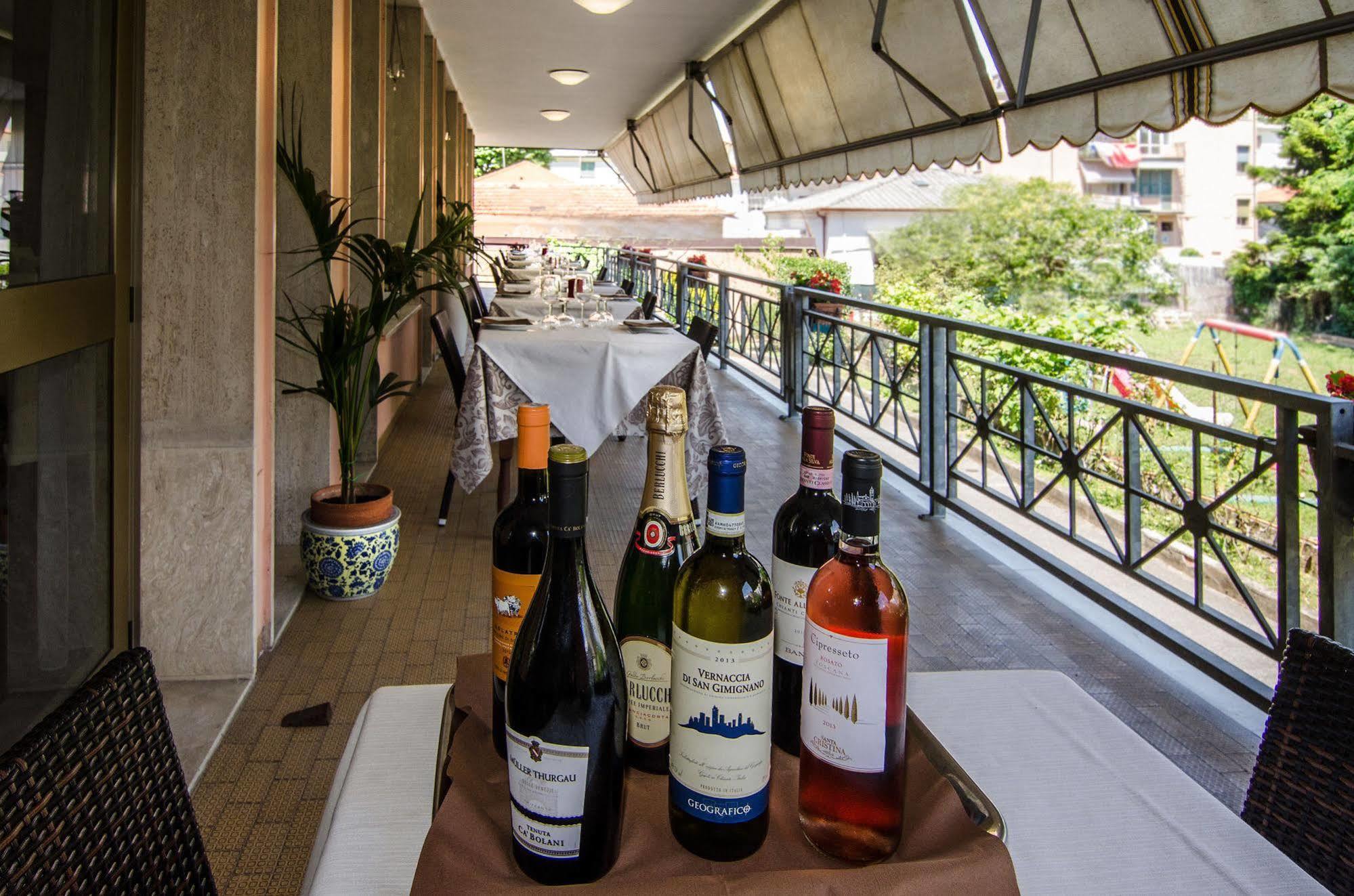 Hotel Gabrini Marina di Massa Ngoại thất bức ảnh
