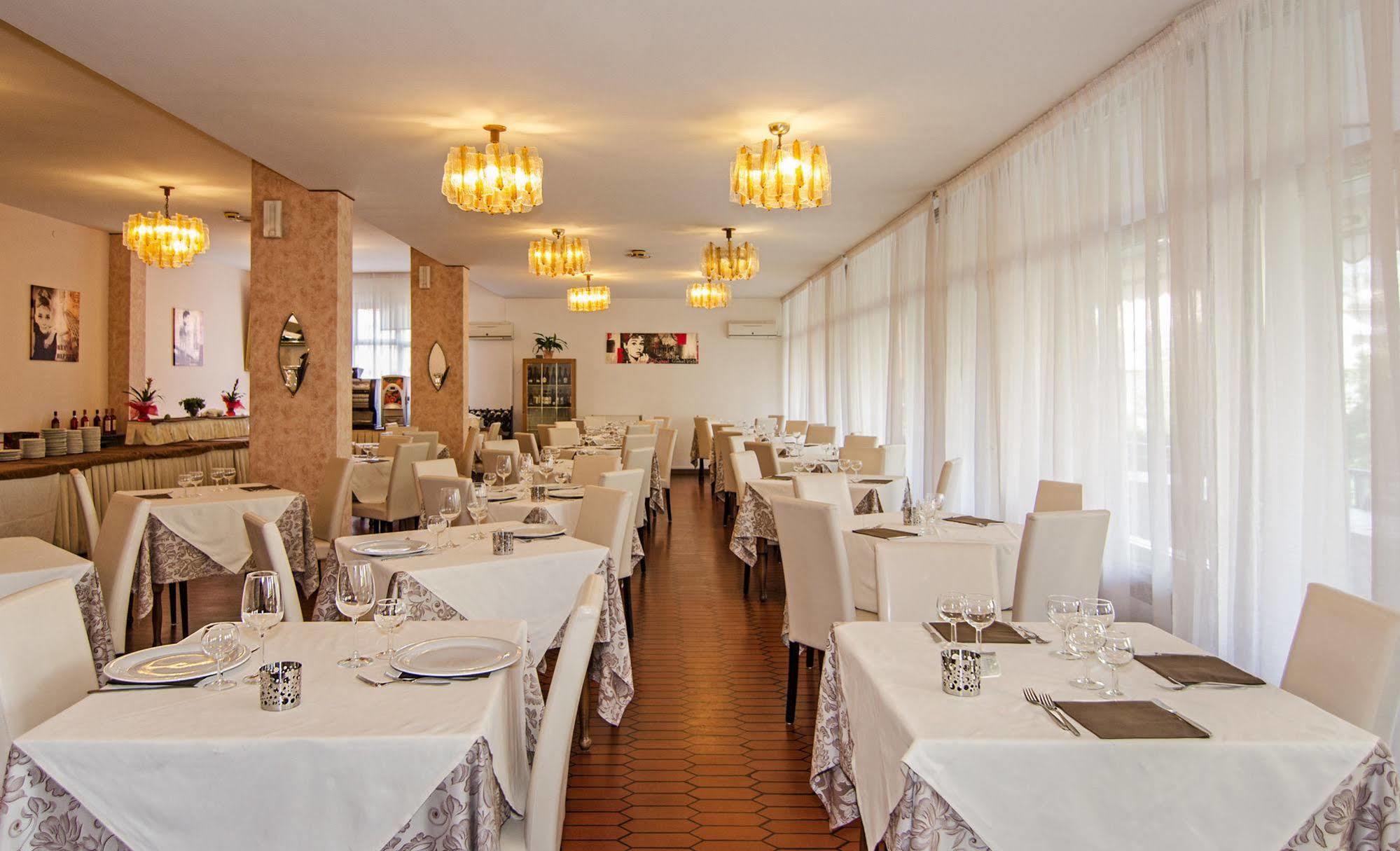 Hotel Gabrini Marina di Massa Ngoại thất bức ảnh