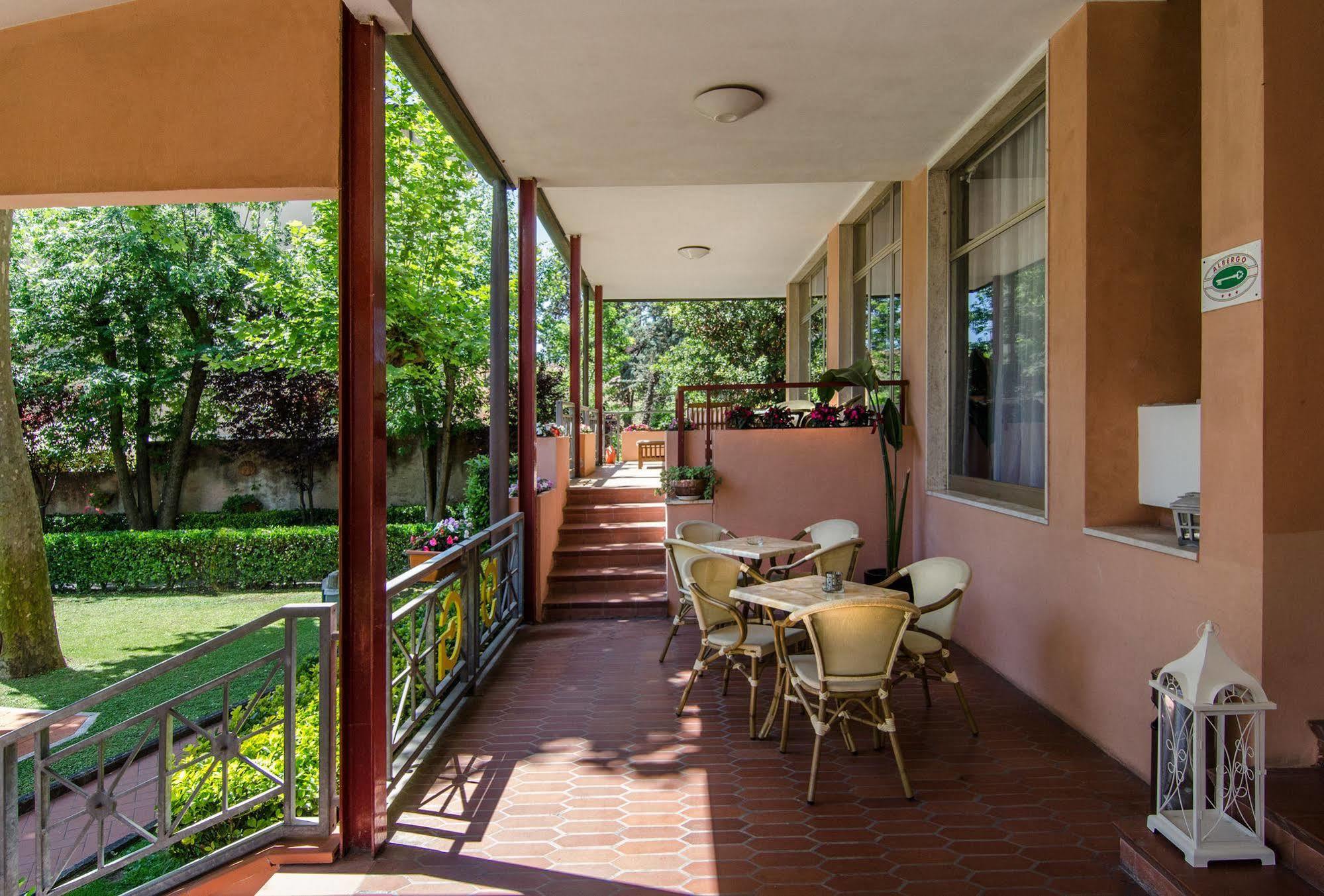 Hotel Gabrini Marina di Massa Ngoại thất bức ảnh