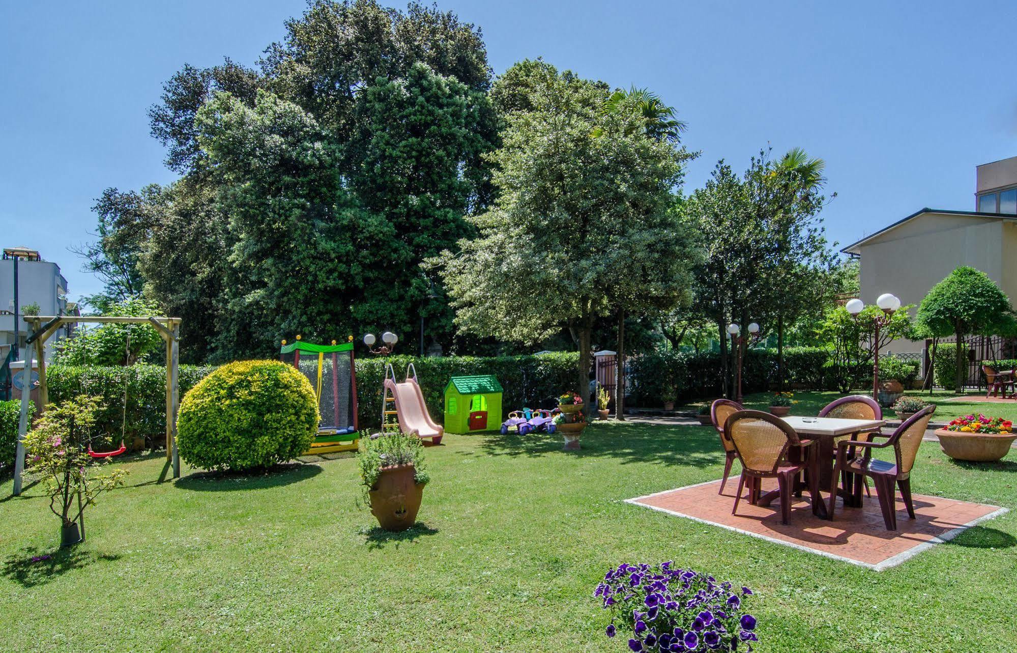 Hotel Gabrini Marina di Massa Ngoại thất bức ảnh